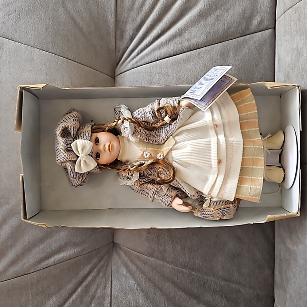 NIB Samantha Collection by Hollylane Limited Ed. Porcelain Doll w/ Stand 2004 - Picture 1 of 12